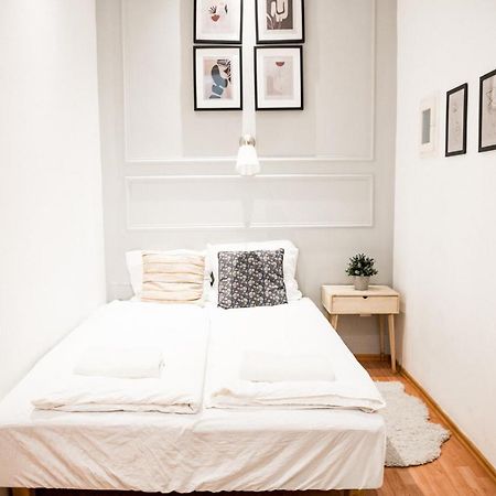 Stylish And Spacious ! Central Location Kazincy Netflix ブダペスト エクステリア 写真