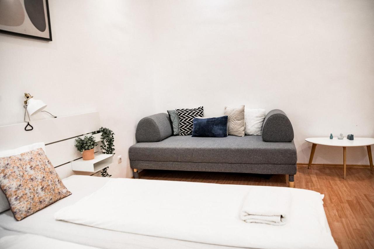 Stylish And Spacious ! Central Location Kazincy Netflix ブダペスト エクステリア 写真