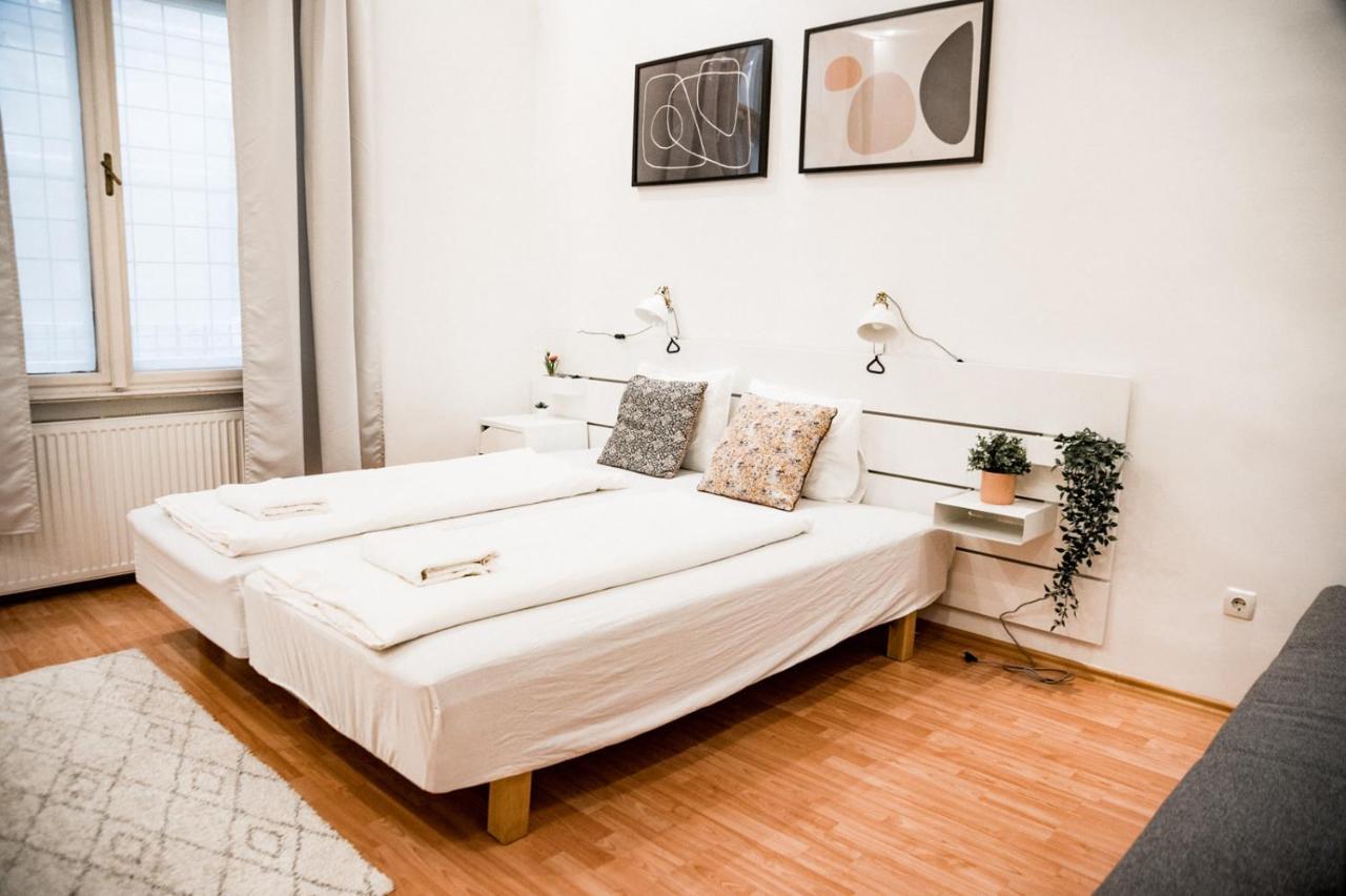 Stylish And Spacious ! Central Location Kazincy Netflix ブダペスト エクステリア 写真