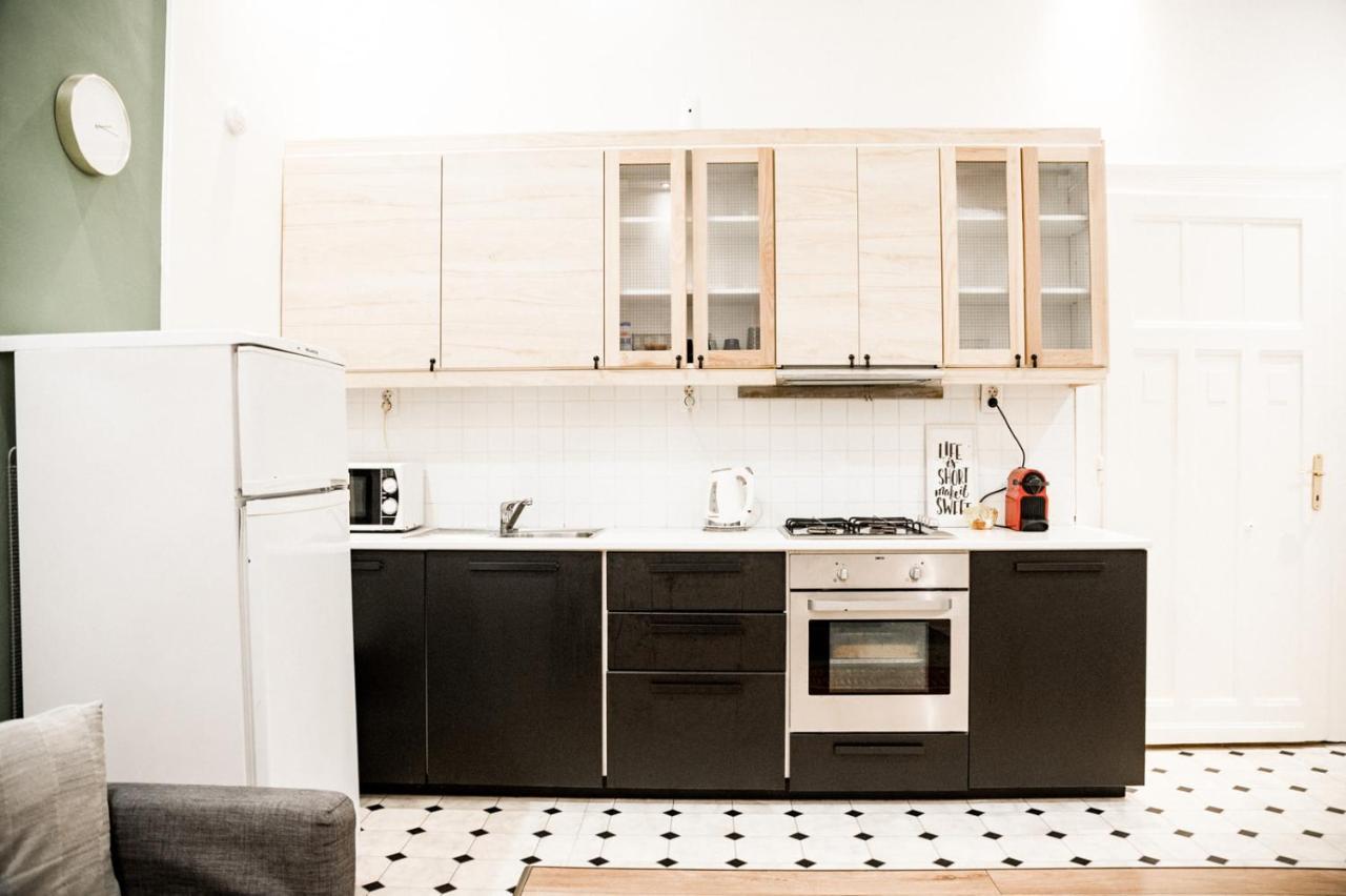 Stylish And Spacious ! Central Location Kazincy Netflix ブダペスト エクステリア 写真