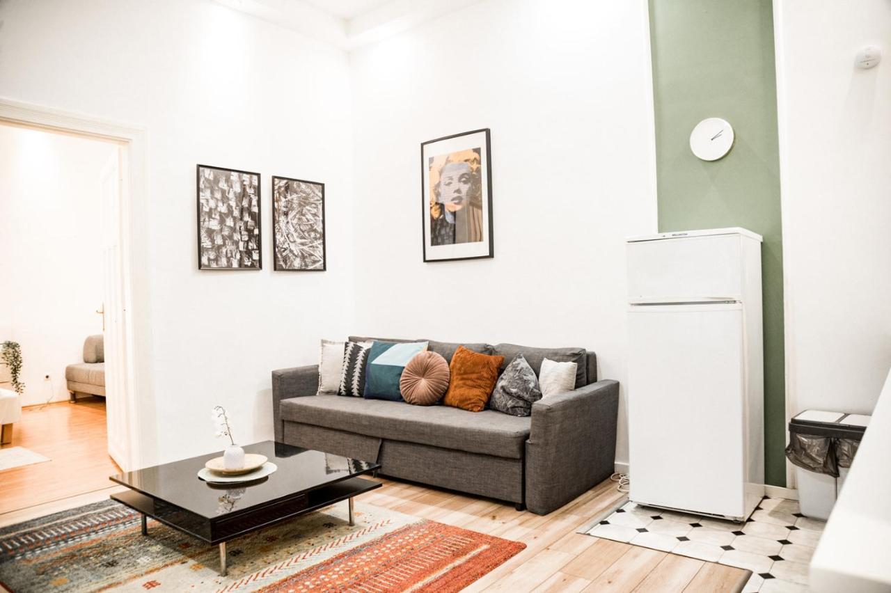 Stylish And Spacious ! Central Location Kazincy Netflix ブダペスト エクステリア 写真