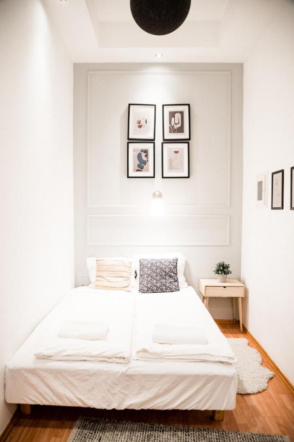 Stylish And Spacious ! Central Location Kazincy Netflix ブダペスト エクステリア 写真