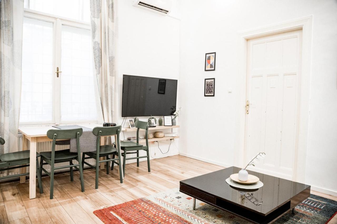Stylish And Spacious ! Central Location Kazincy Netflix ブダペスト エクステリア 写真