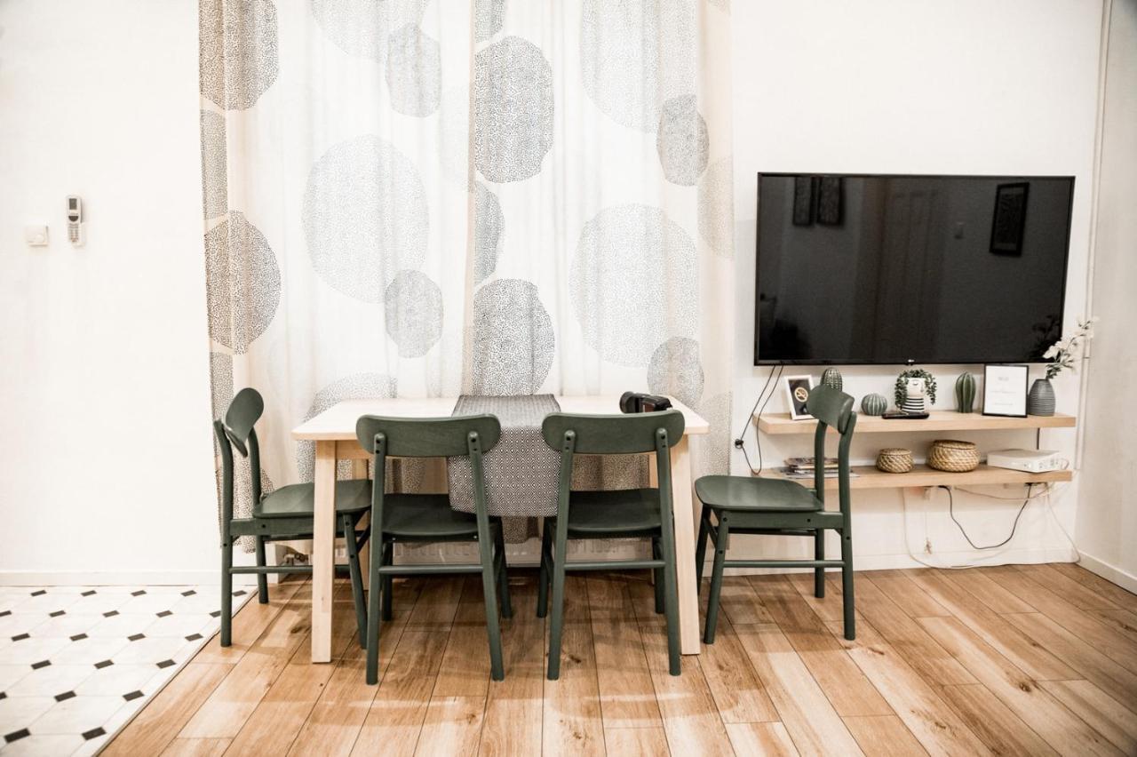 Stylish And Spacious ! Central Location Kazincy Netflix ブダペスト エクステリア 写真